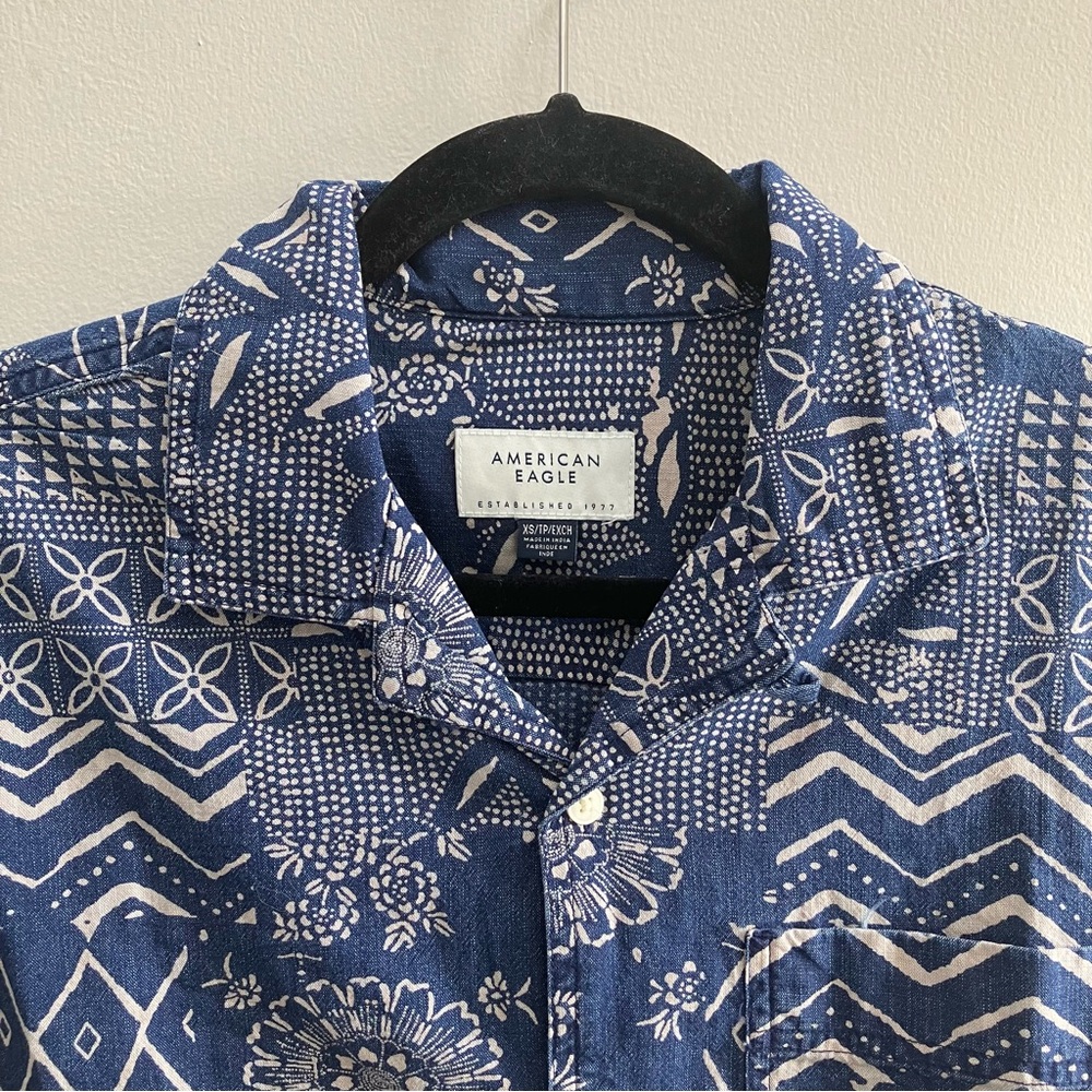 NWOT American Eagle Printed Button-Up Poolside Shirt Men's XS Short Sleeve Blue - Picture 2 of 11